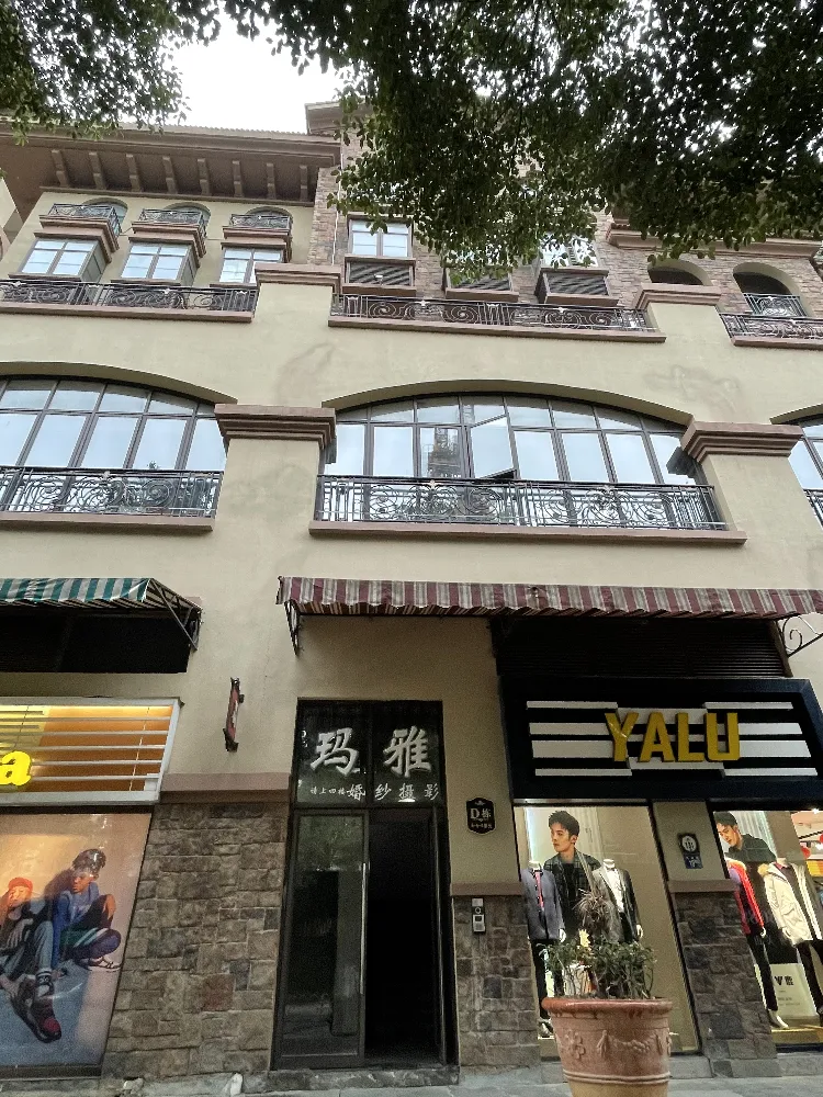 武汉玛雅婚纱摄影---礼服租赁